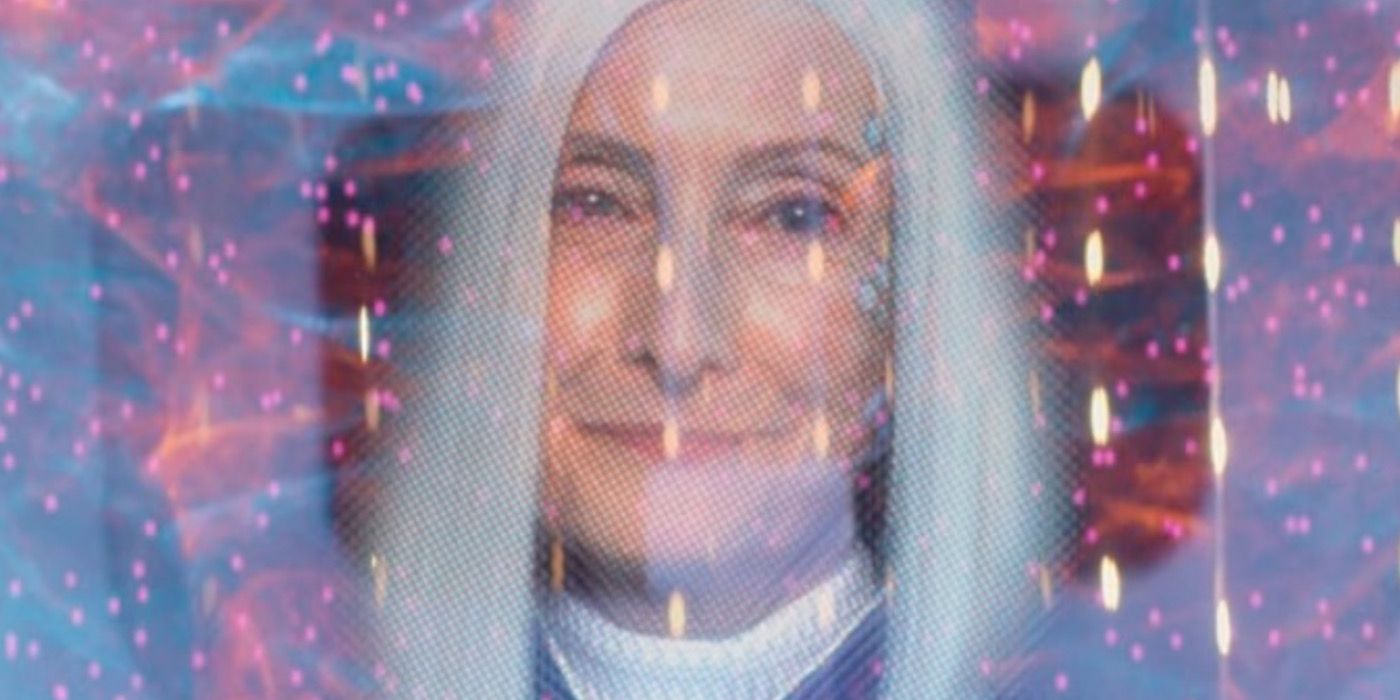 Sheila McCarthy interpreta a avó de Addison em formato de holograma em Zombies 3