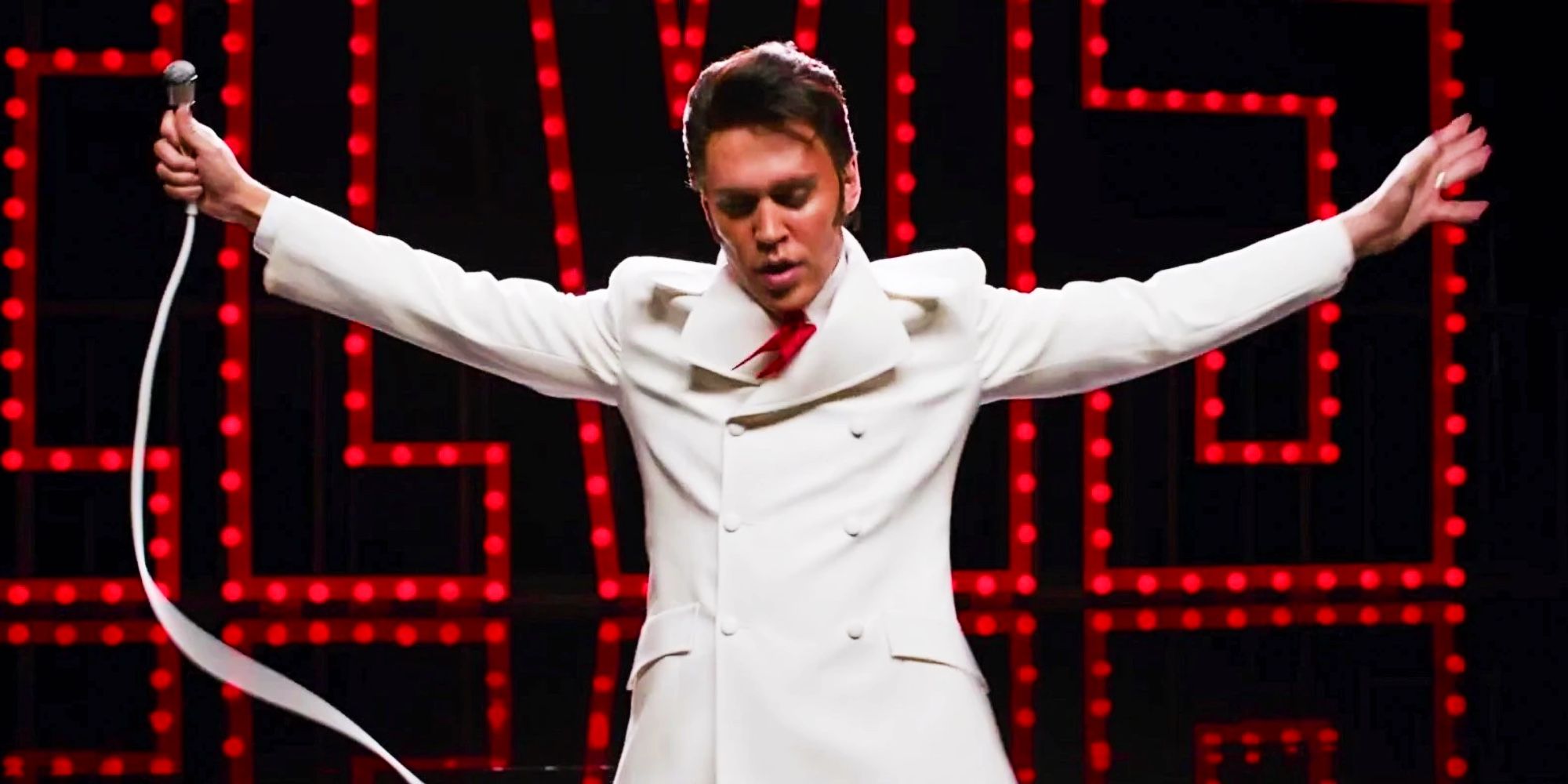 Austin Butler como Elvis em terno branco