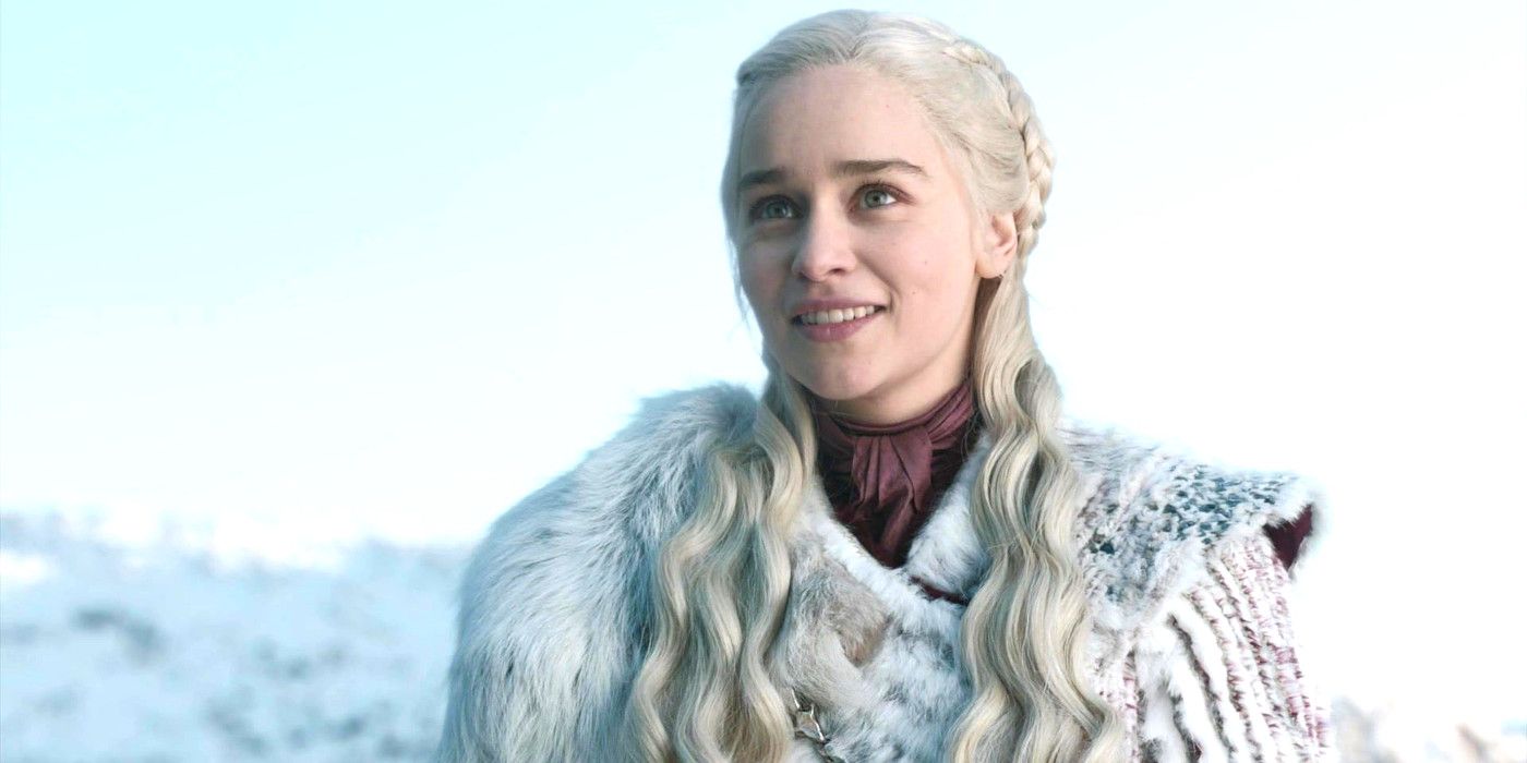Daenerys sorrindo na neve e olhando para cima em Game of Thrones.