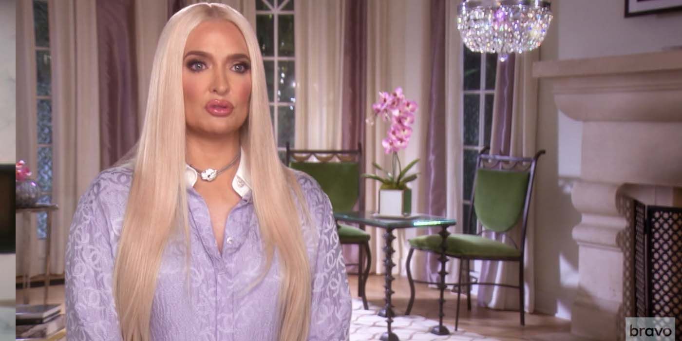 Erika Jayne em uma blusa lavanda em The Real Housewives of Beverly Hills