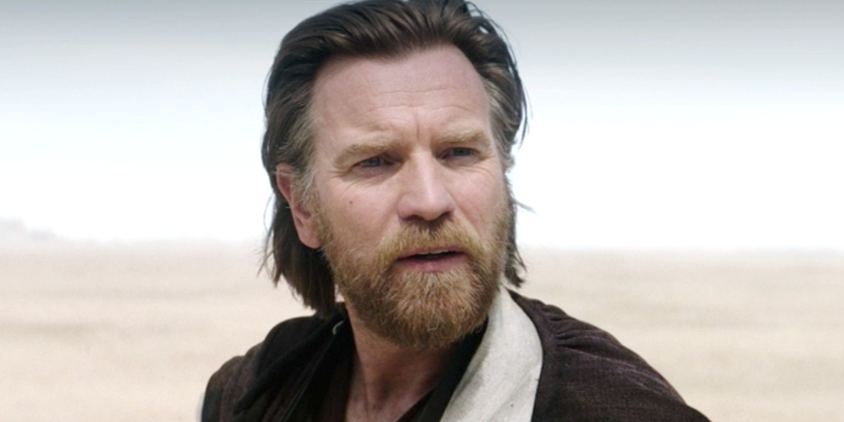 Obi-Wan Kenobi no deserto parecendo confuso.