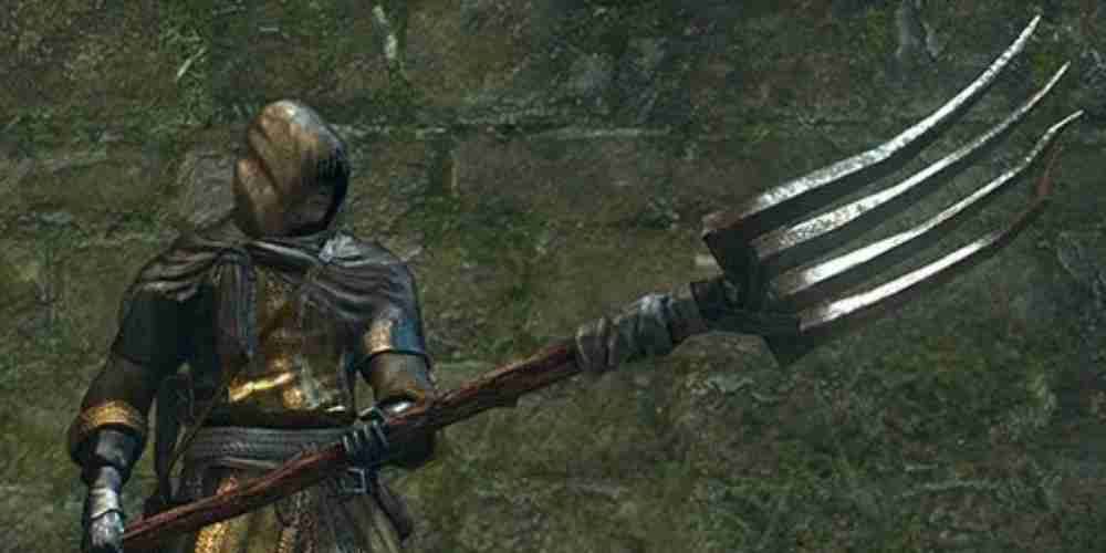 O personagem do jogador segura o arado de quatro pontas em Dark Souls 3.