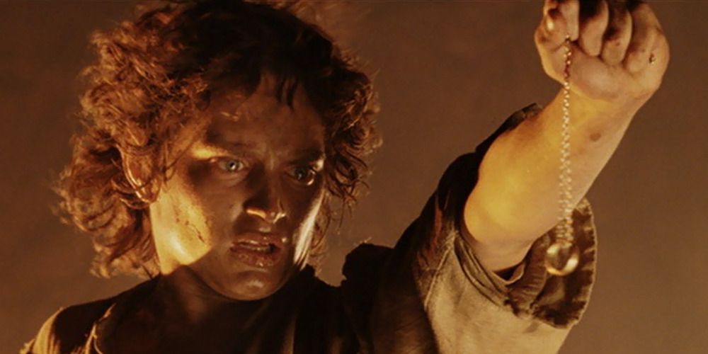Frodo holds the One Ring in The Lord of the Rings 3 