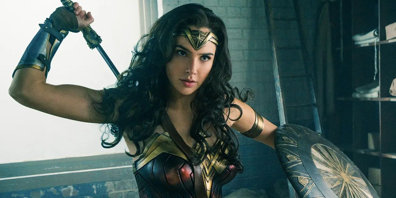 Gal Gadot pegando sua espada em Mulher Maravilha