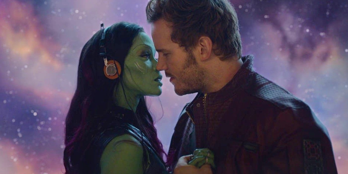 Gamora e Peter Quill quase se beijando em Guardiões da Galáxia