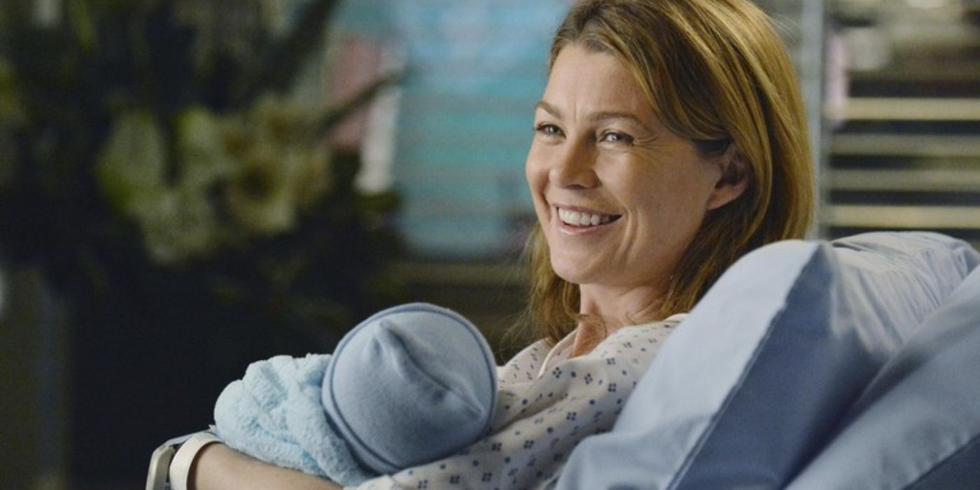 Meredith segurando um bebê no hospital em Grey's Anatomy