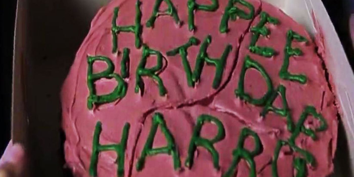 Bolo de aniversário de Harry Potter com feliz escrito errado por Hagrid