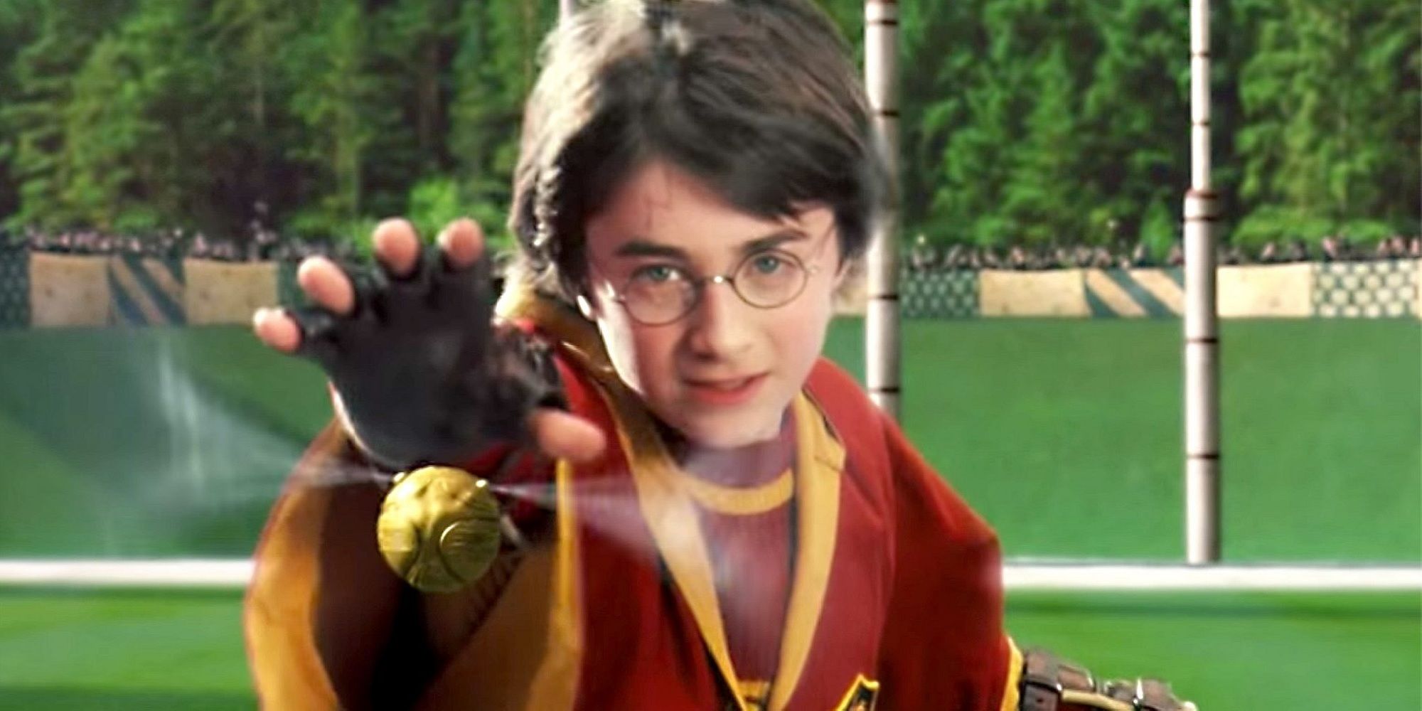 Harry prestes a pegar o pomo de ouro em Harry Potter e a Pedra Filosofal