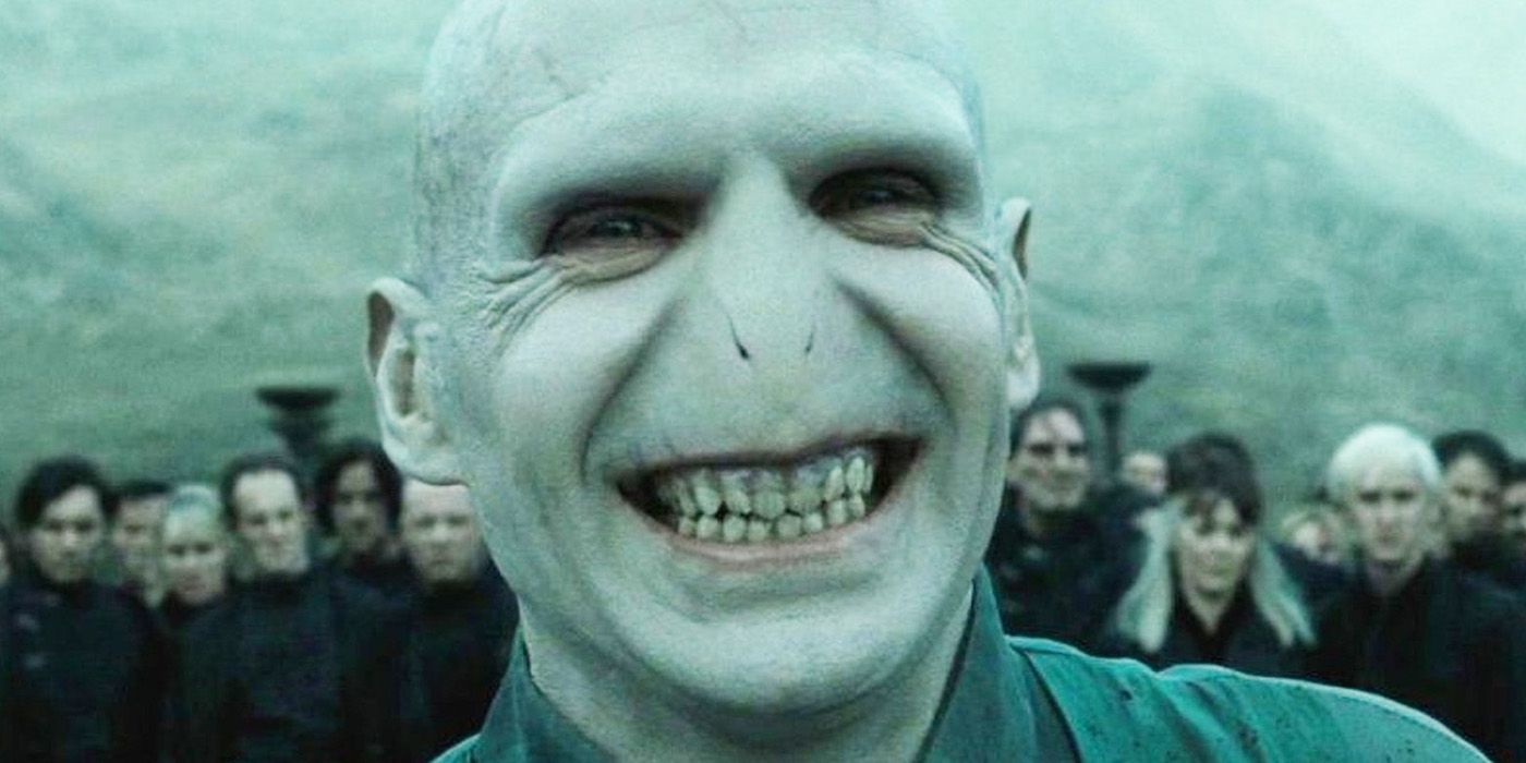 Voldemort sorrindo na Batalha de Hogwarts em Harry Potter Relíquias da Morte Parte 2