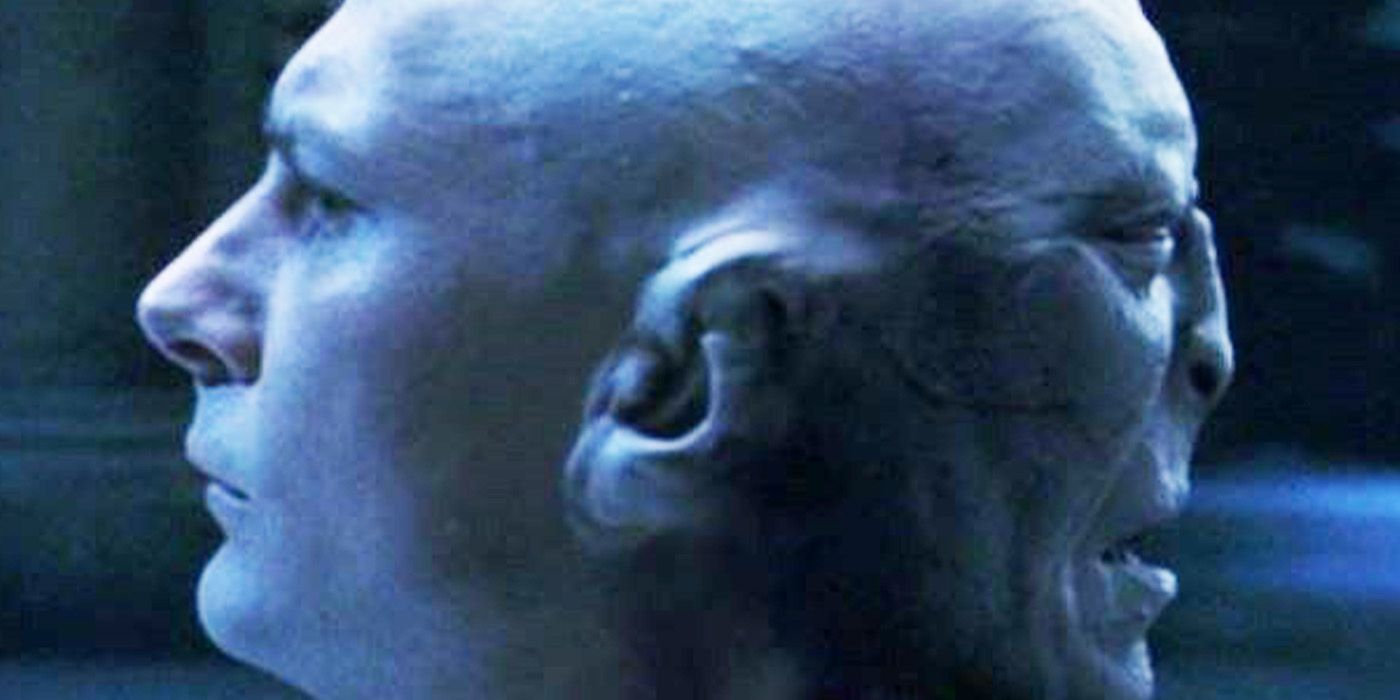 Professor Quirrell com o rosto de Voldemort na nuca em Harry Potter. 