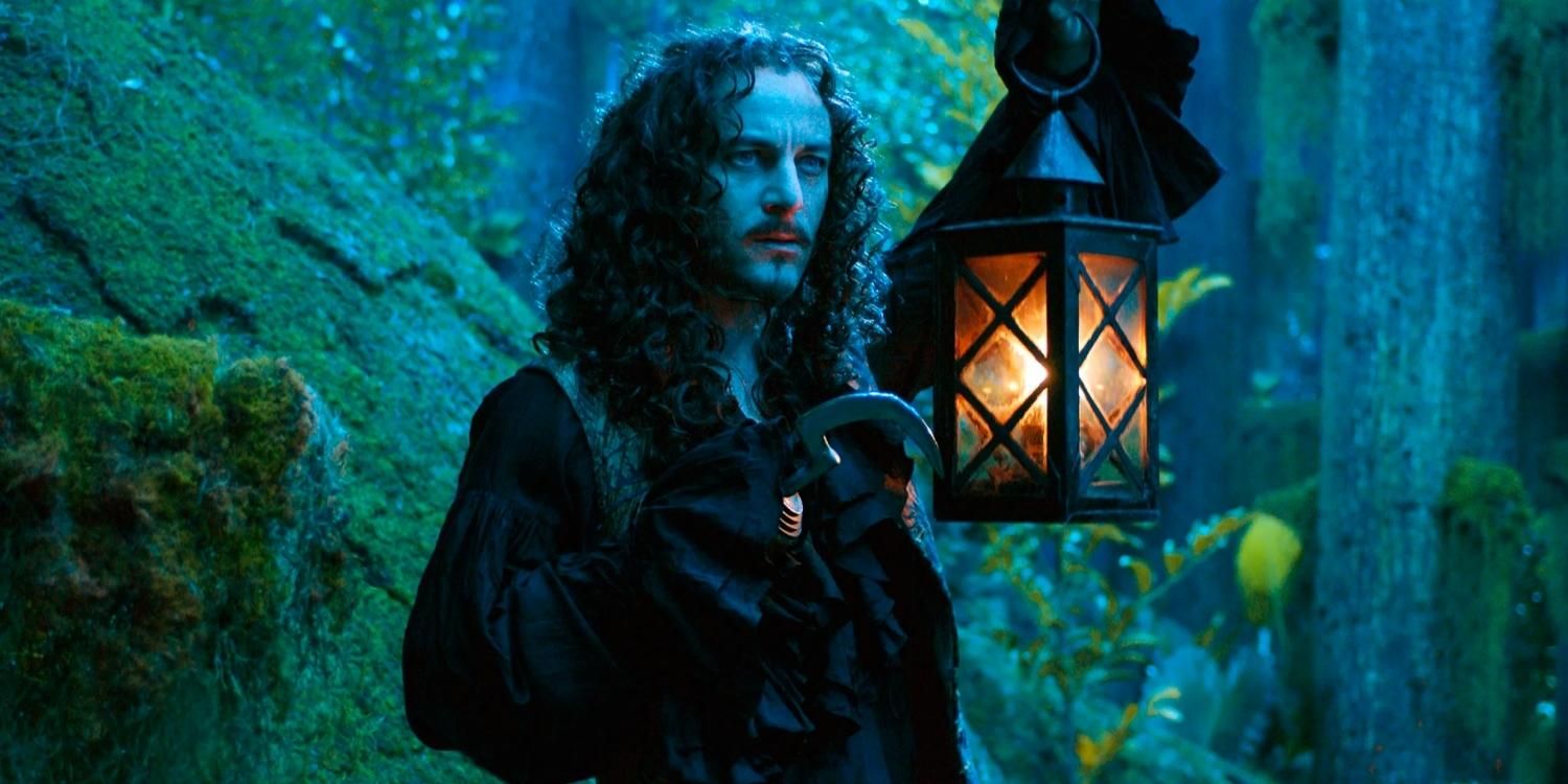 Hook holding up a lantern in Peter Pan 2003