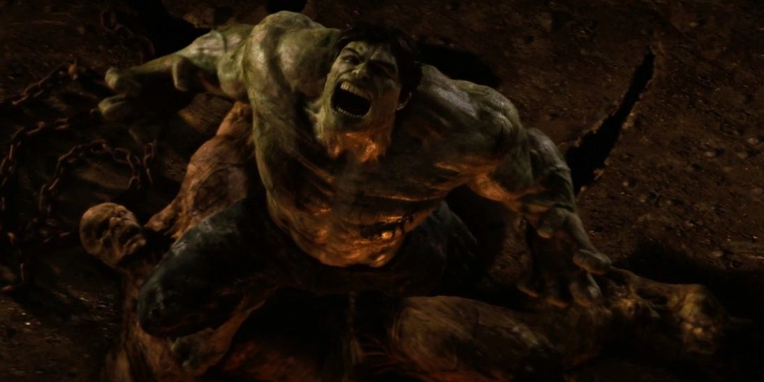 Hulk de pé sobre Abominação 