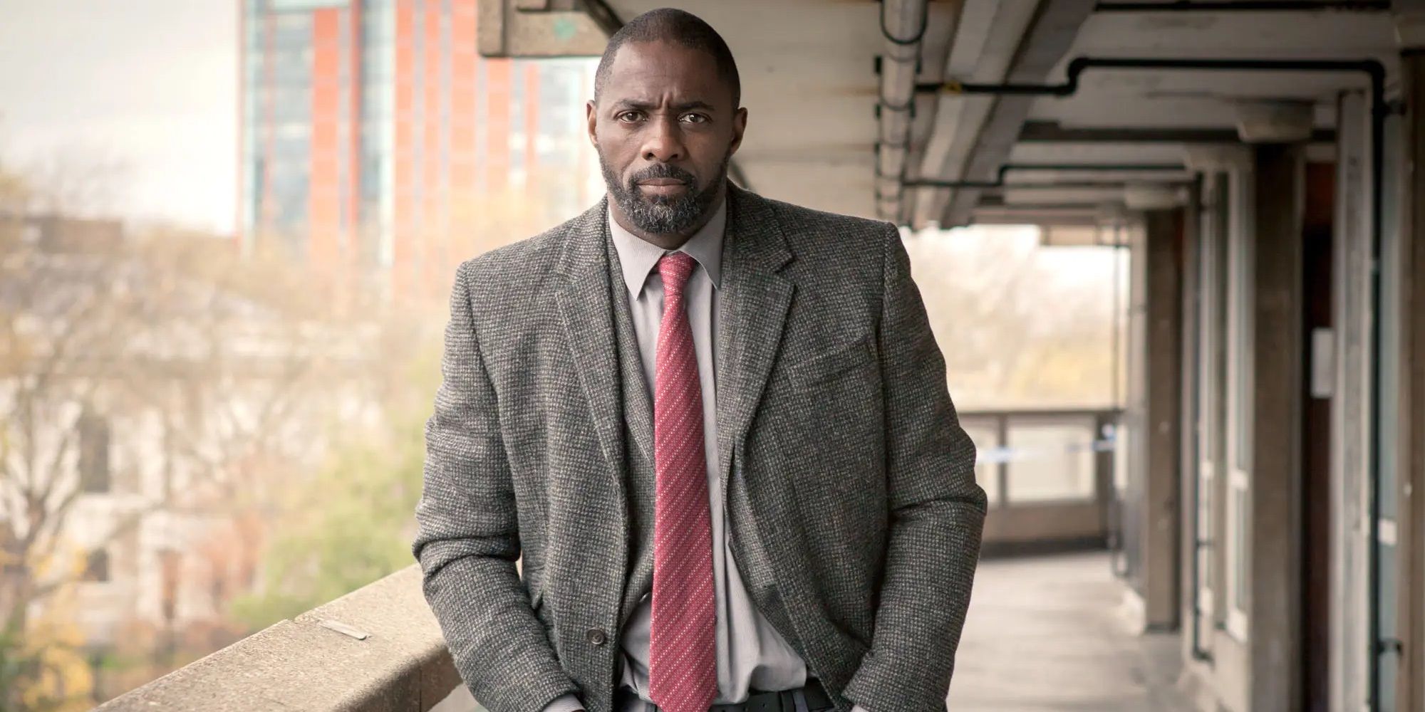 Idris Elba olhando sério em Luther