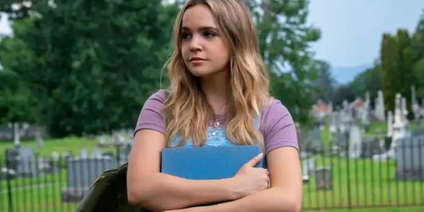 Imogen Adams do lado de fora de um cemitério em Pretty Little Liars: Original Sin