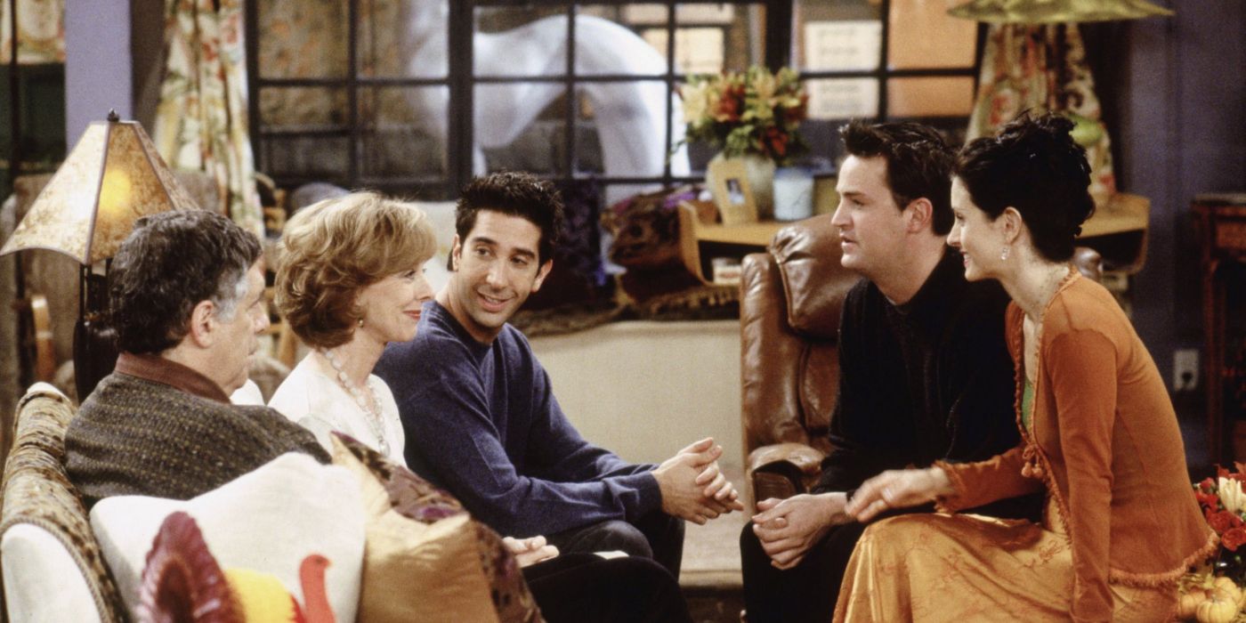 Jack e Judy conversando com Ross Chandler e Monica na sala de Friends.