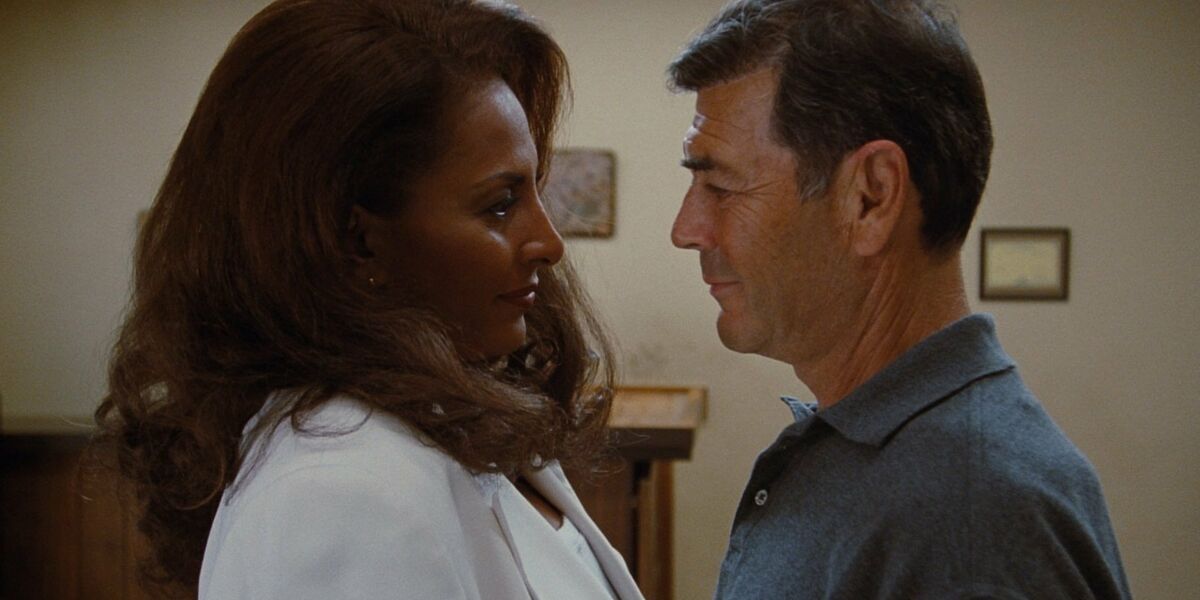 Jackie and Max gaze at each other in Jackie Brown