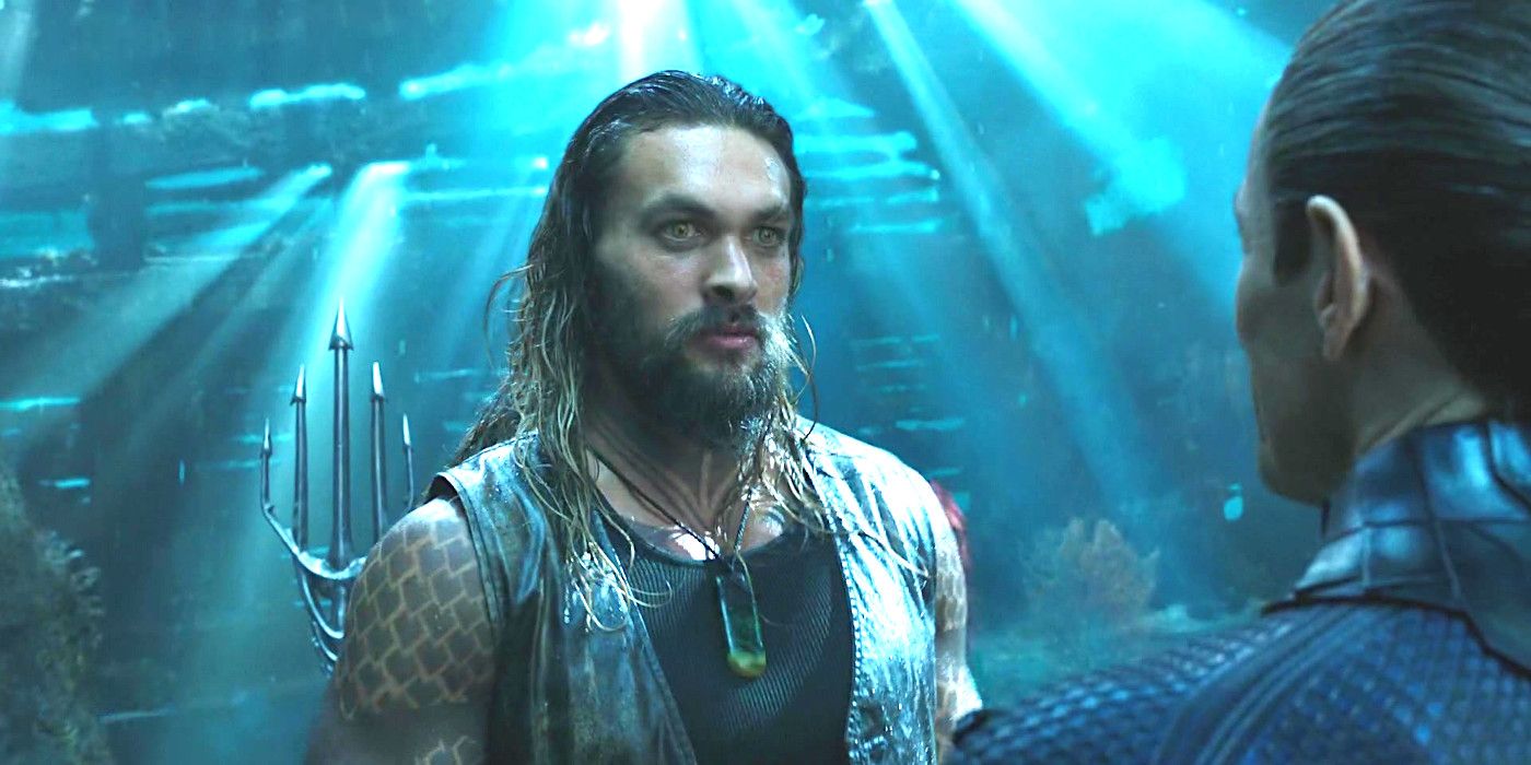 Jason Momoa as Arthur Curry in Aquaman underwater with strange eyes