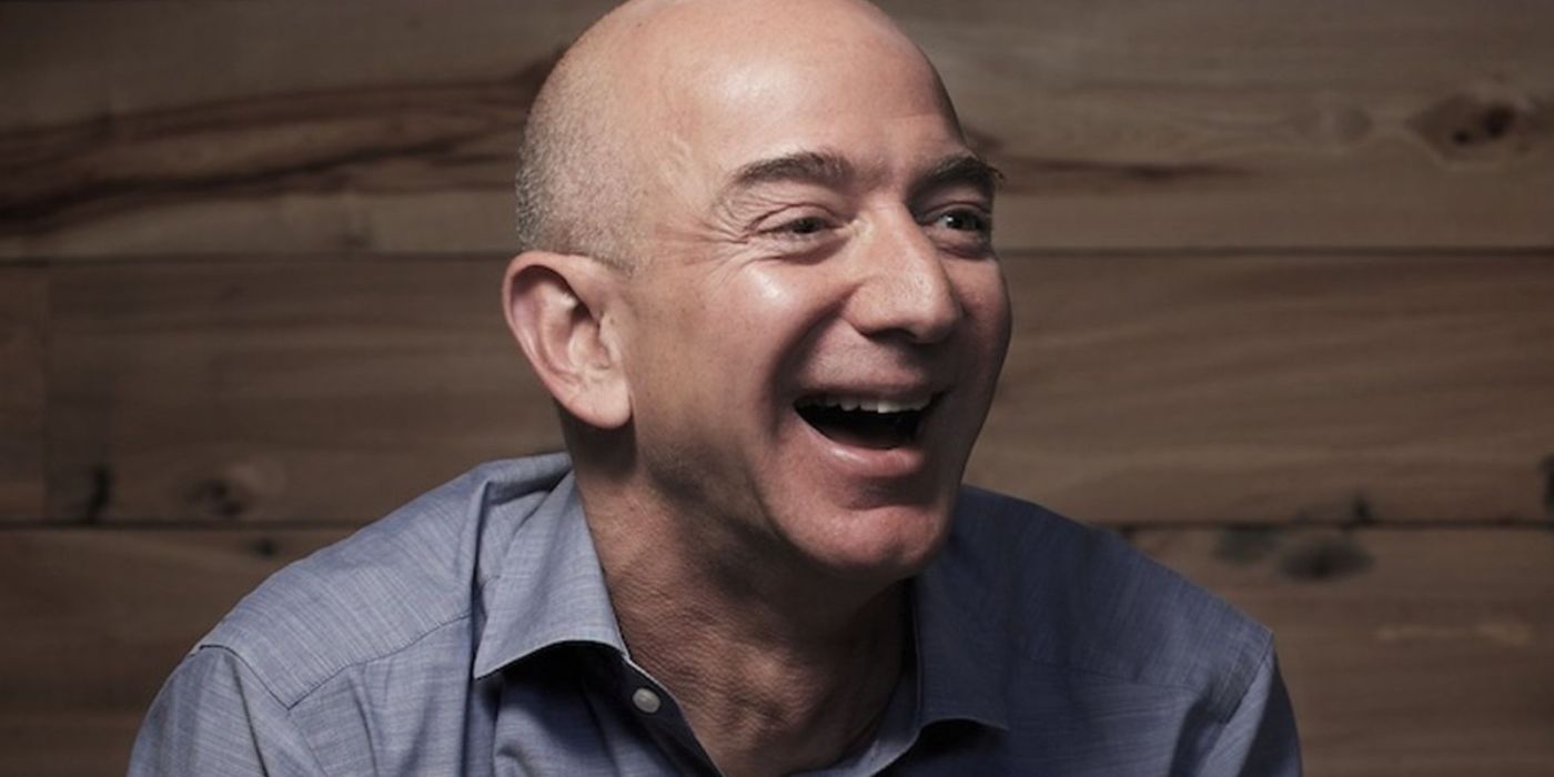 Jeff Bezos rindo de algo