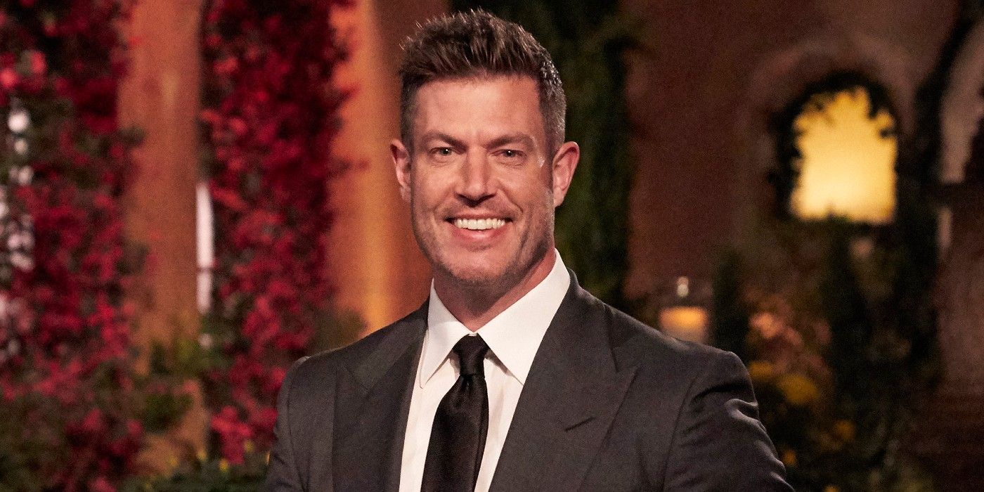 Jesse Palmer The Bachelor host in a suit in front of the mansion