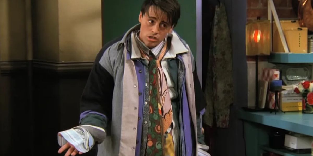 Joey usando o guarda-roupa de Chandler em Friends.