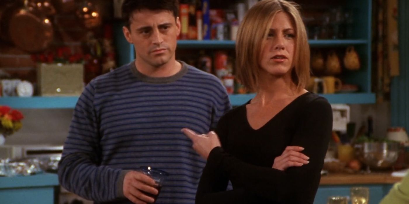 Rachel e Joey conversando no apartamento de Monica em Friends. 