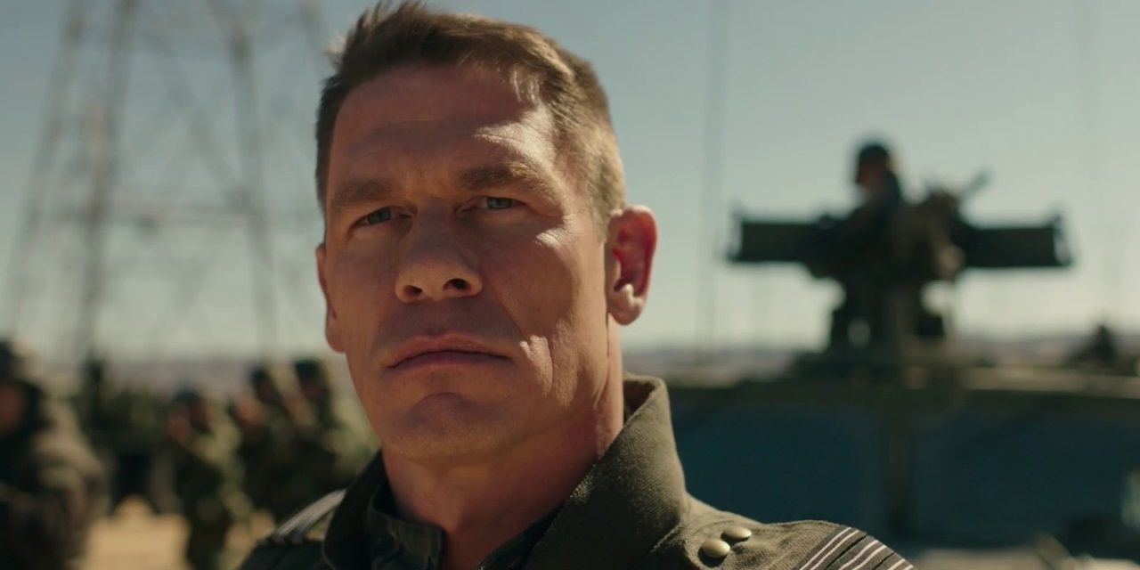 John Cena com um comboio militar em Bumblebee