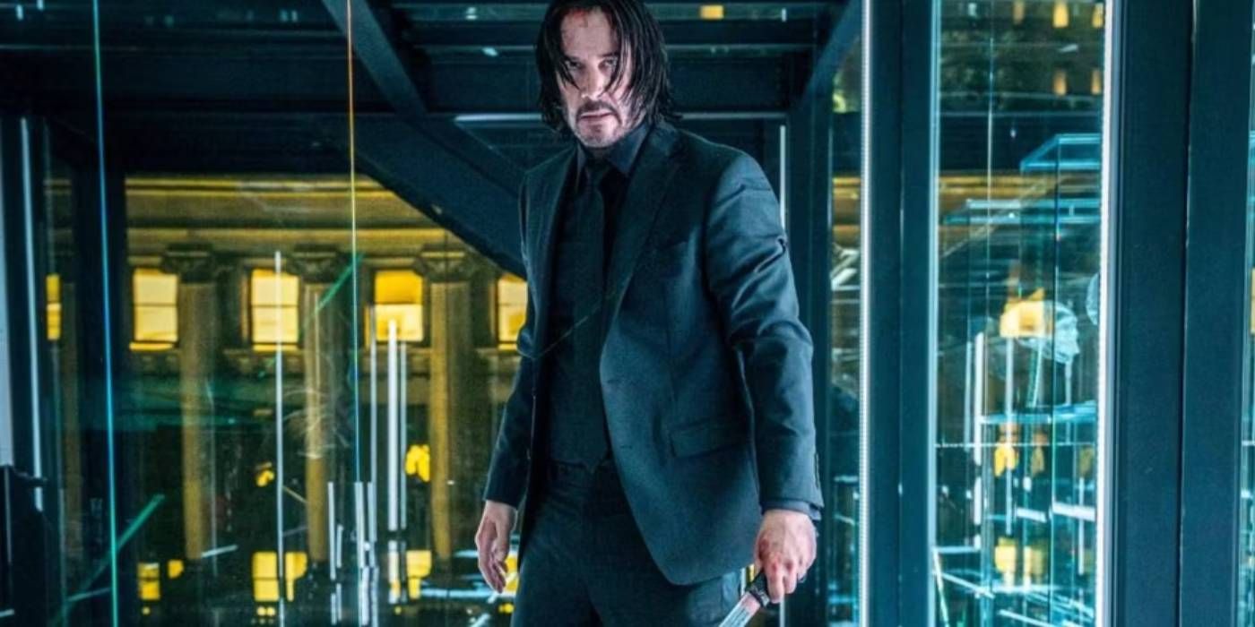 John Wick parado no corredor 