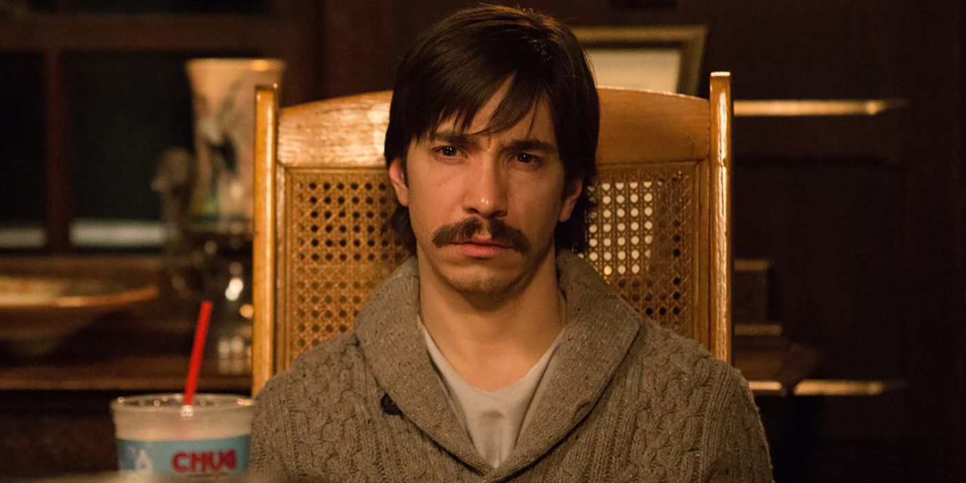 Justin Long als Wallace sieht deprimiert aus, während er in Tusk auf einem Stuhl sitzt