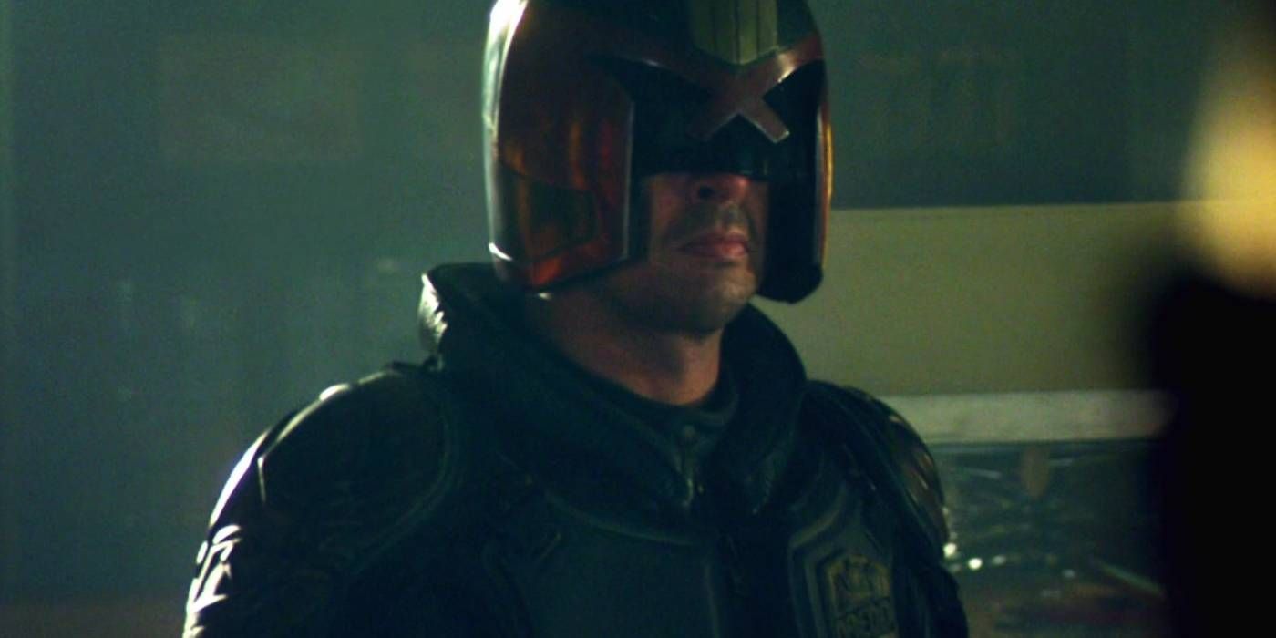 Karl Urban with his helmet in Dredd pic