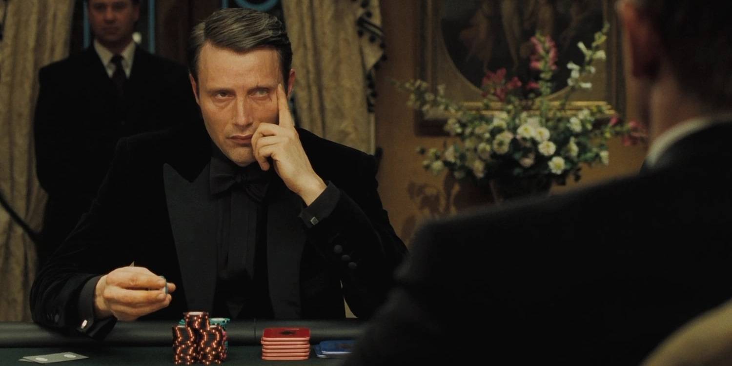 Le Chiffre se senta em uma mesa de pôquer no Casino Royale