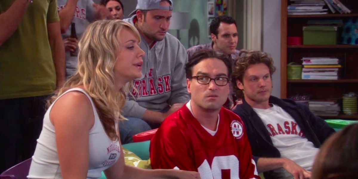 Leonard and Penny watching football with her friends in her apartment in TBBT