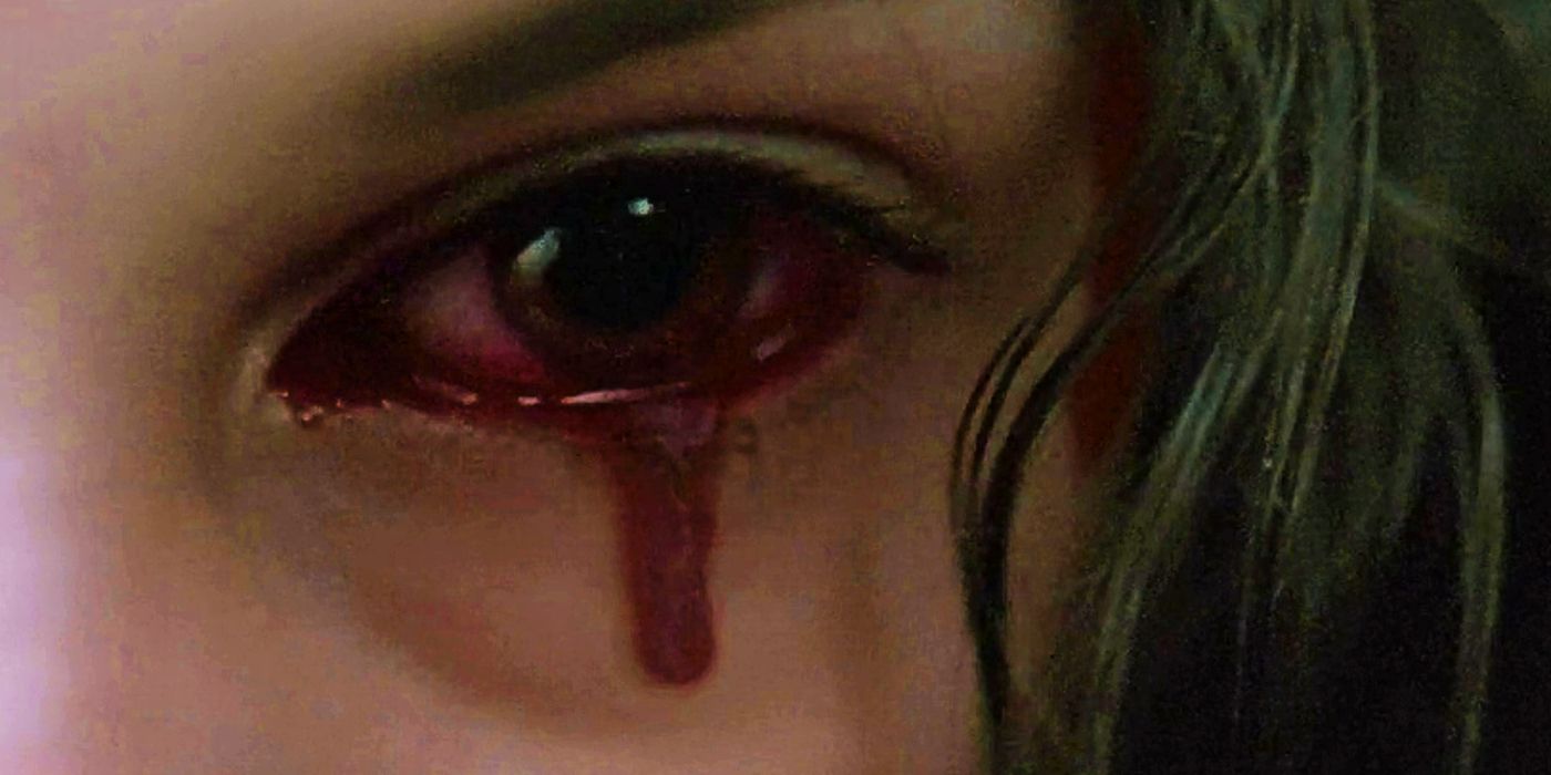 Um olho chorando sangue