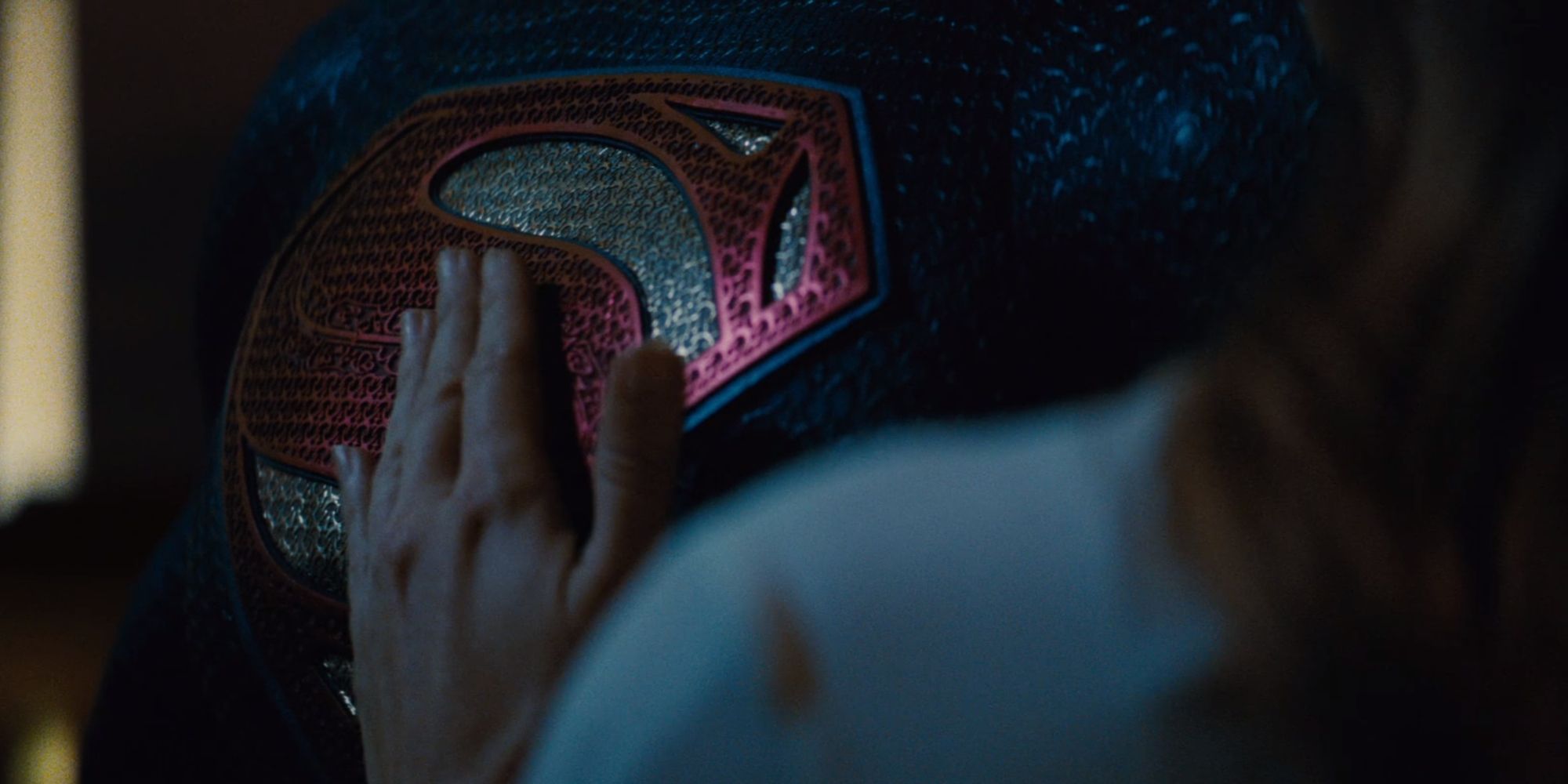 Lois Lane touching Superman&rsquo;s symbol in Batman V Superman Dawn Of Justice (2016)
