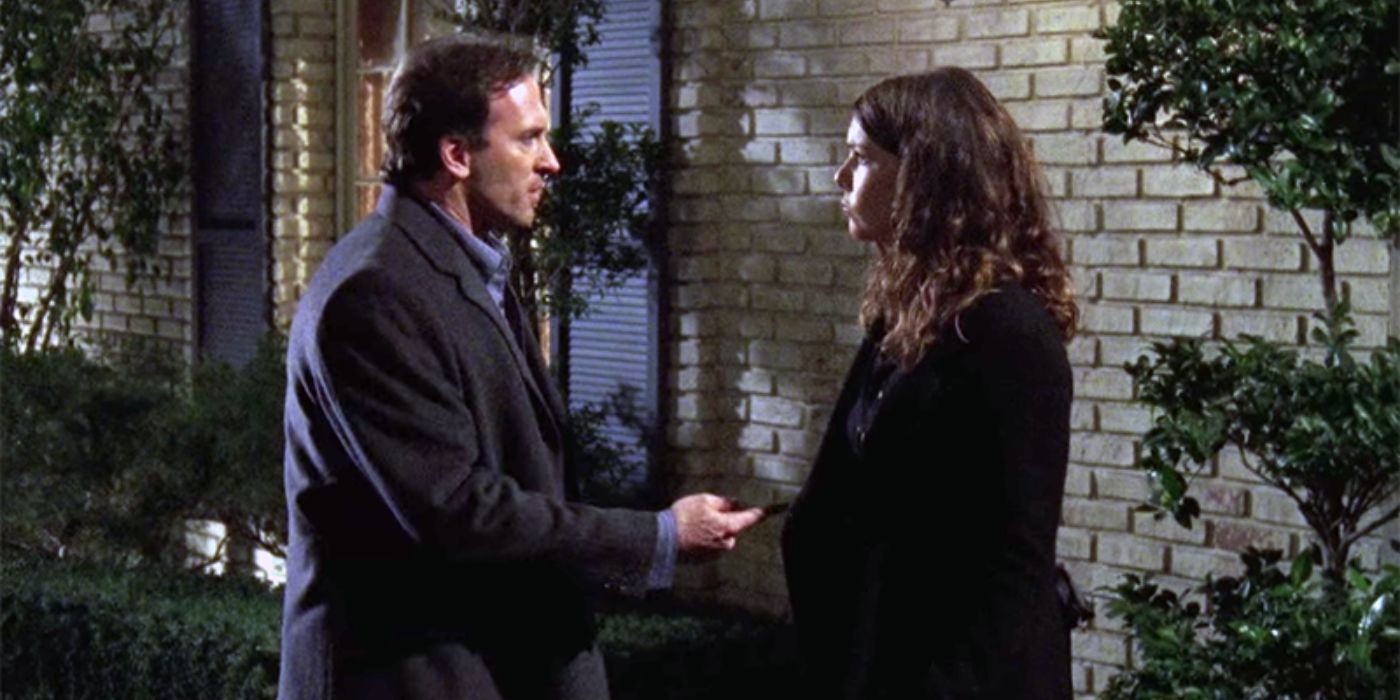 Lorelai e Luke conversam fora da casa de Emily e Richard em Gilmore Girls