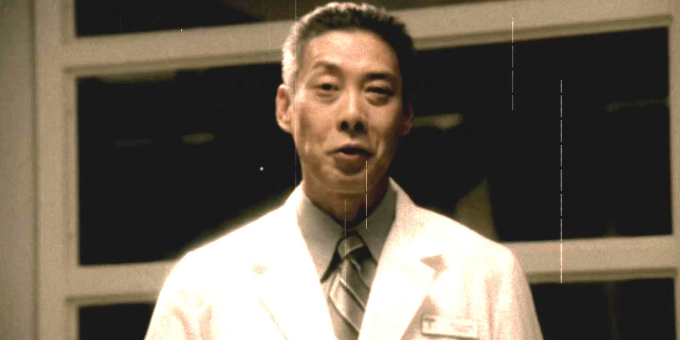 Pierre Chang vestindo um jaleco branco em um filme antigo e áspero de orientação da Iniciativa Dharma da 2ª temporada de Lost.