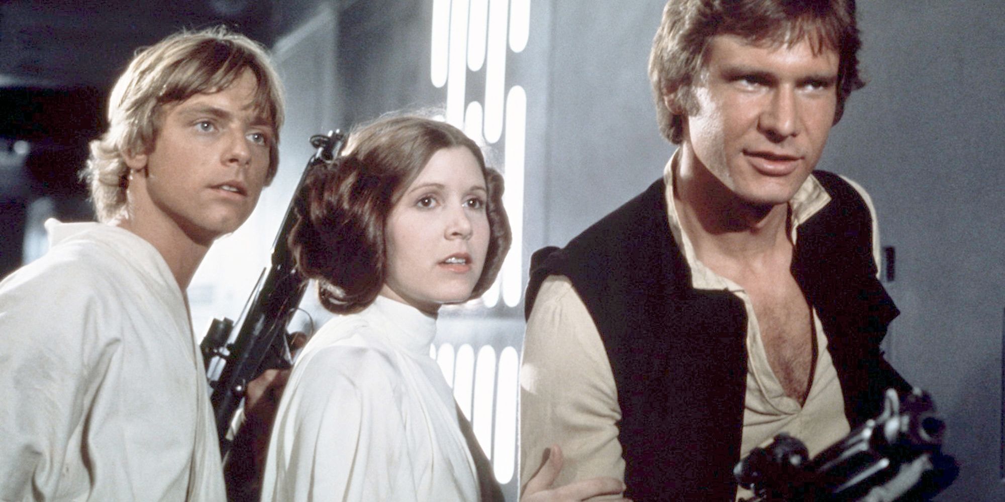 Luke, Leia e Han olhando na mesma direção em Star Wars: Uma Nova Esperança.