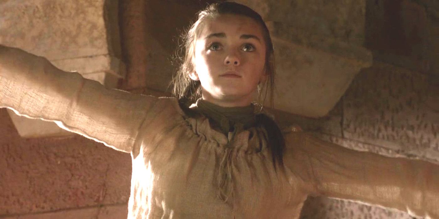 Maisie Williams dans le rôle d'Arya Stark dans Game of Thrones saison 1 en équilibre sur un pied