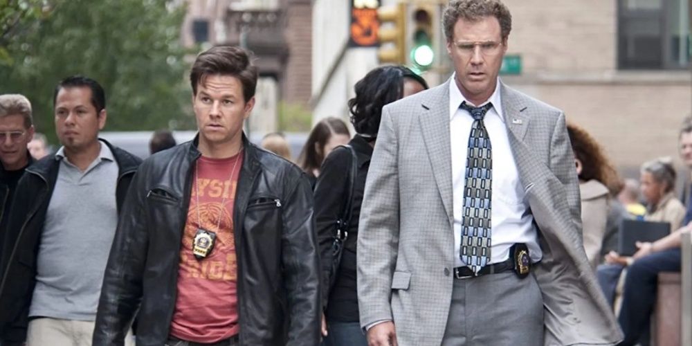 Mark Wahlberg e Will Ferrell andando pela rua em The Other Guys 
