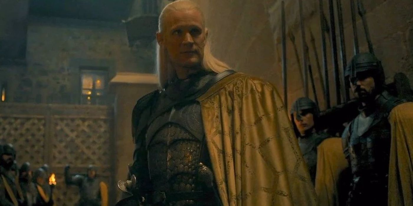 Daemon Targaryen vestindo um manto dourado com soldados atrás dele na Casa do Dragão