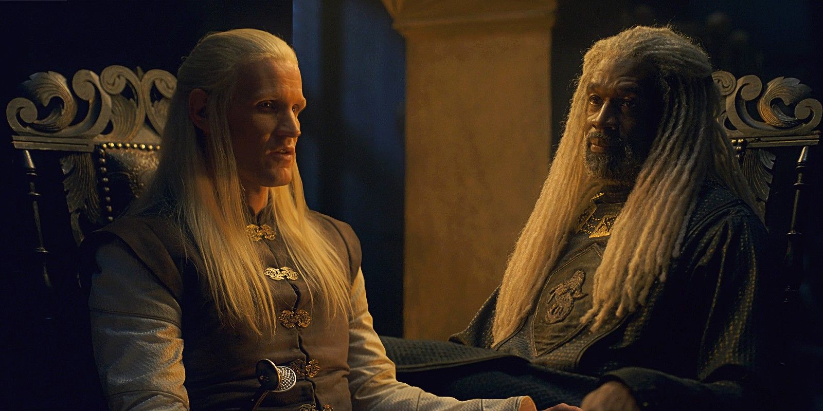 Matt Smith como Príncipe Daemon Targaryen e Steve Toussaint como Lord Corlys Velaryon em House of the Dragon.