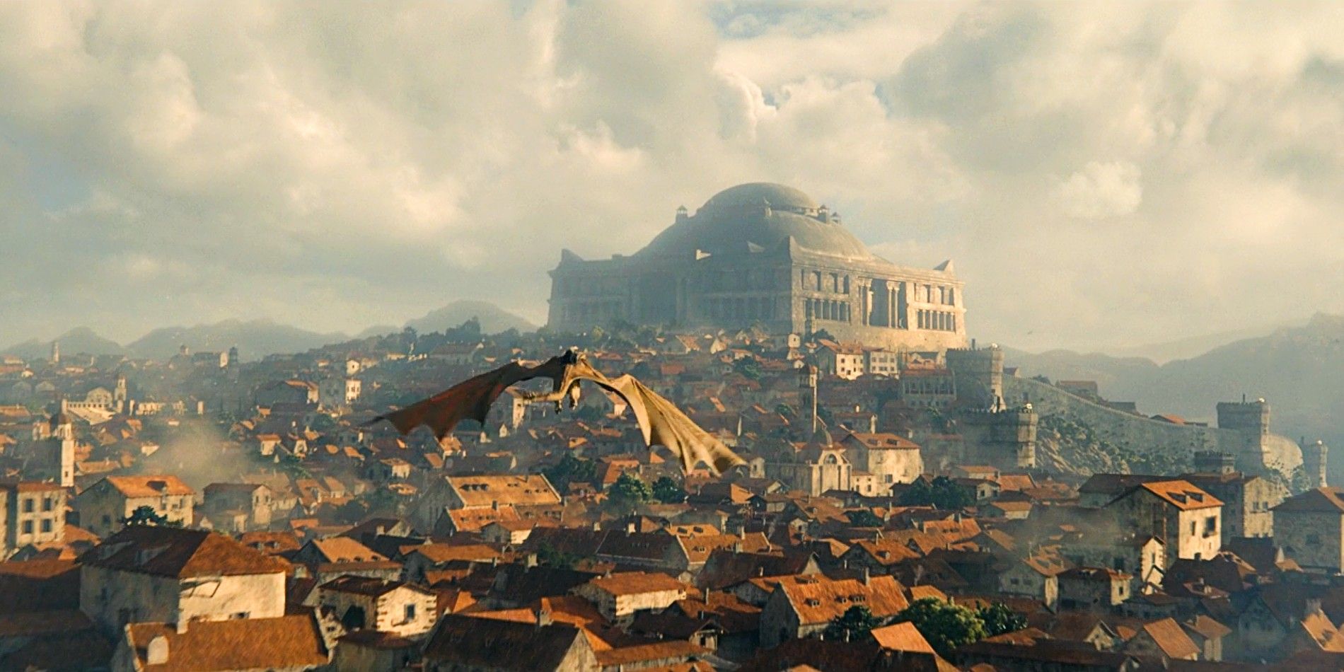 Milly Alcock kaip jaunoji Rhaenyra Targaryen ant Syrax užpakalyje Drakono namuose su King's Landing fone