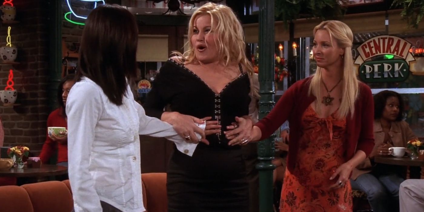 Monica e Phoebe conversando com Amanda Buffamonteezi no Central Perk em Friends.