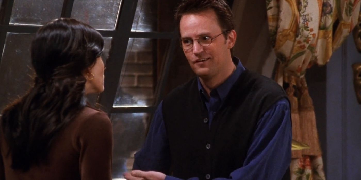 Monica e Chandler discutindo em seu apartamento em Friends.