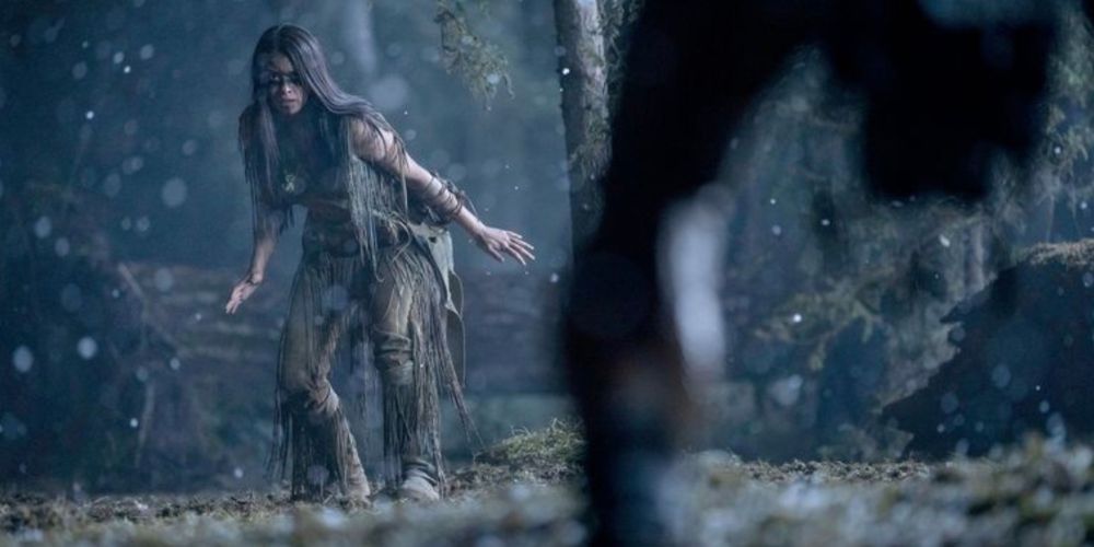 Naru baits the Predator into a trap at night in Prey