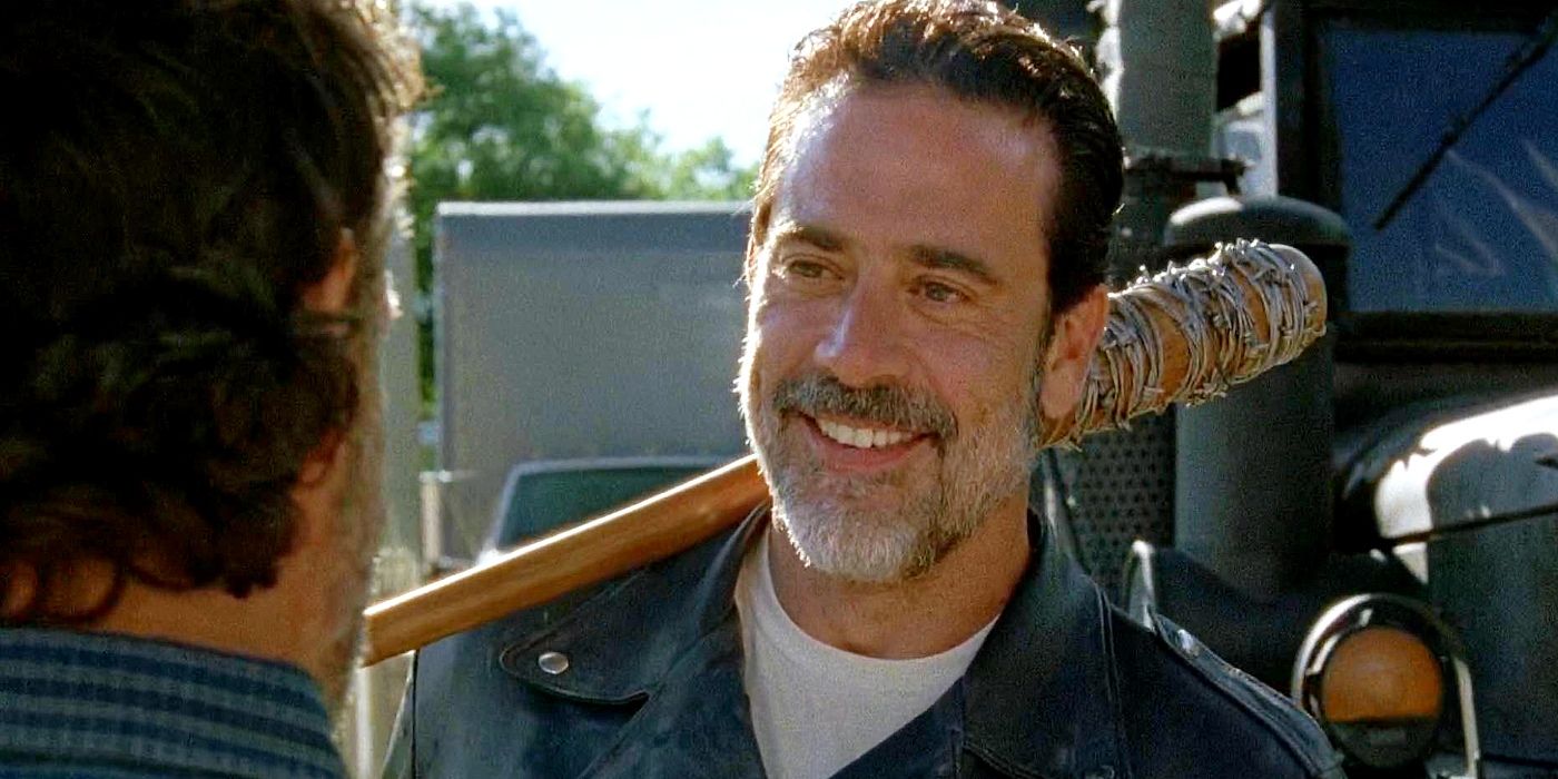 Negan segurando o bastão e rindo de Rick em The Walking Dead