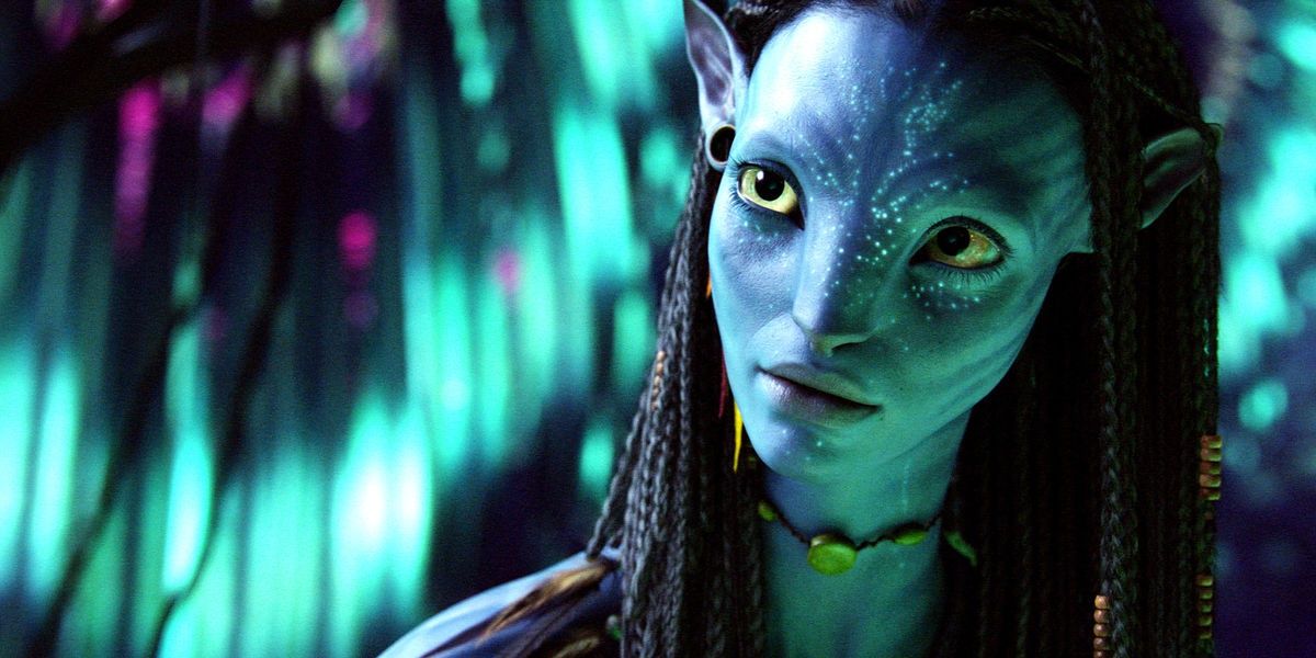 Neytiri in the Pandora jungle in Avatar