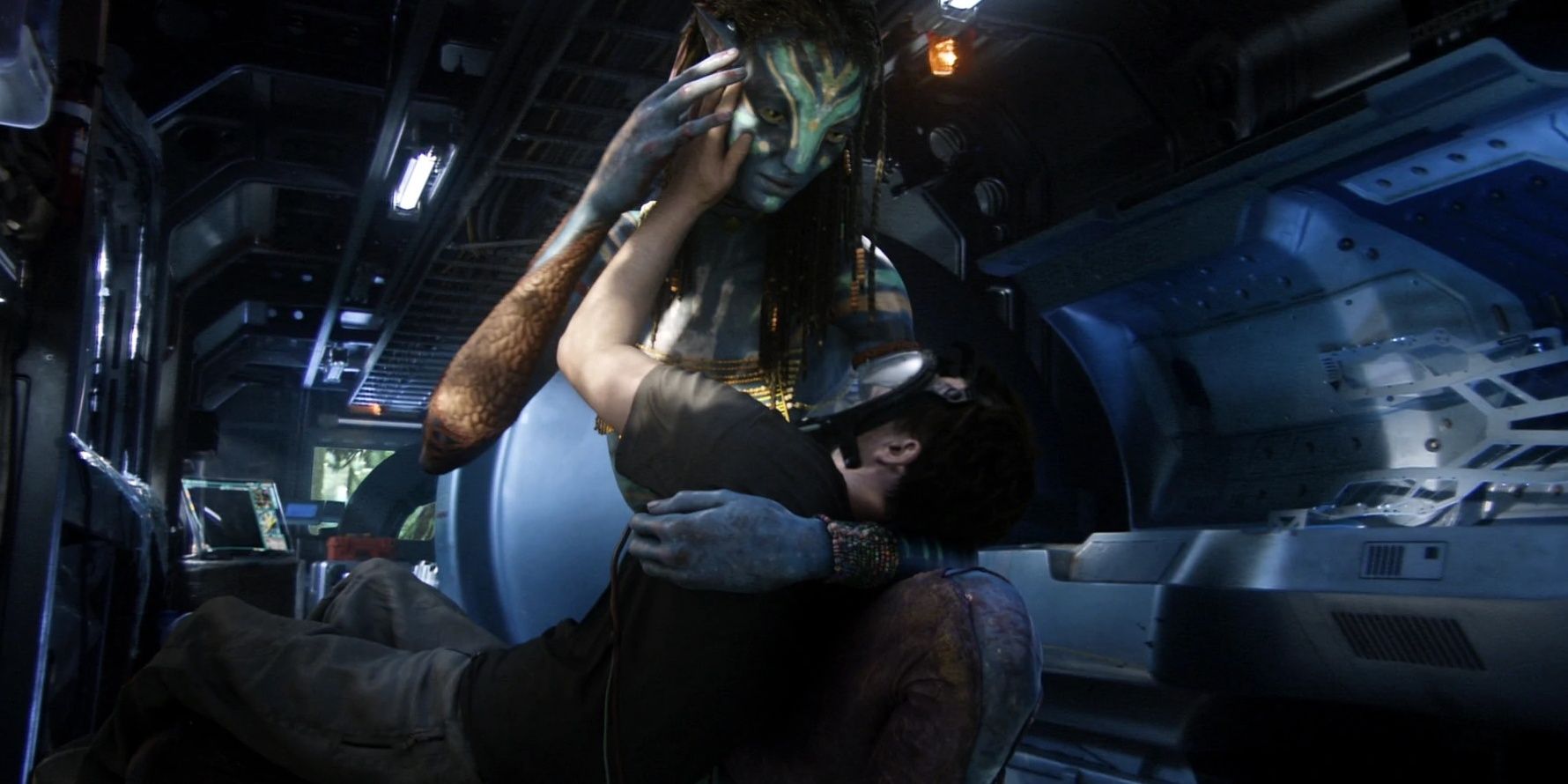 Neytiri-meets-Jake-Sully-as-a-human-for-the-first-time-in-Avatar-2009-Cropped-1
