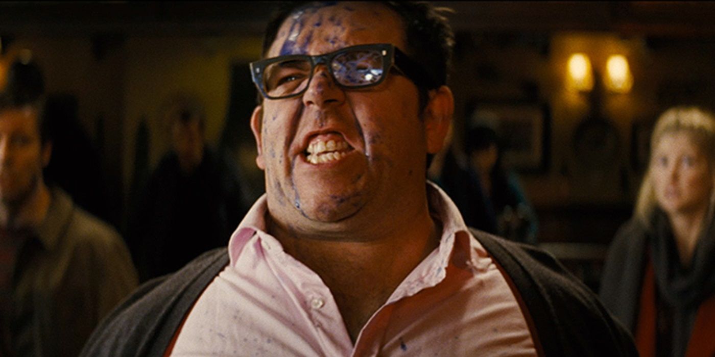 Nick Frost coberto de sangue de robô em O Fim do Mundo