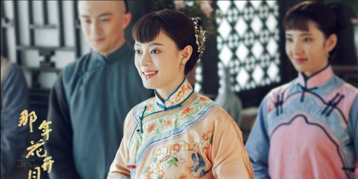 Sun Li como Zhou Ying sorrindo enquanto um homem e uma mulher estão ao fundo em Nothing Gold Can Stay