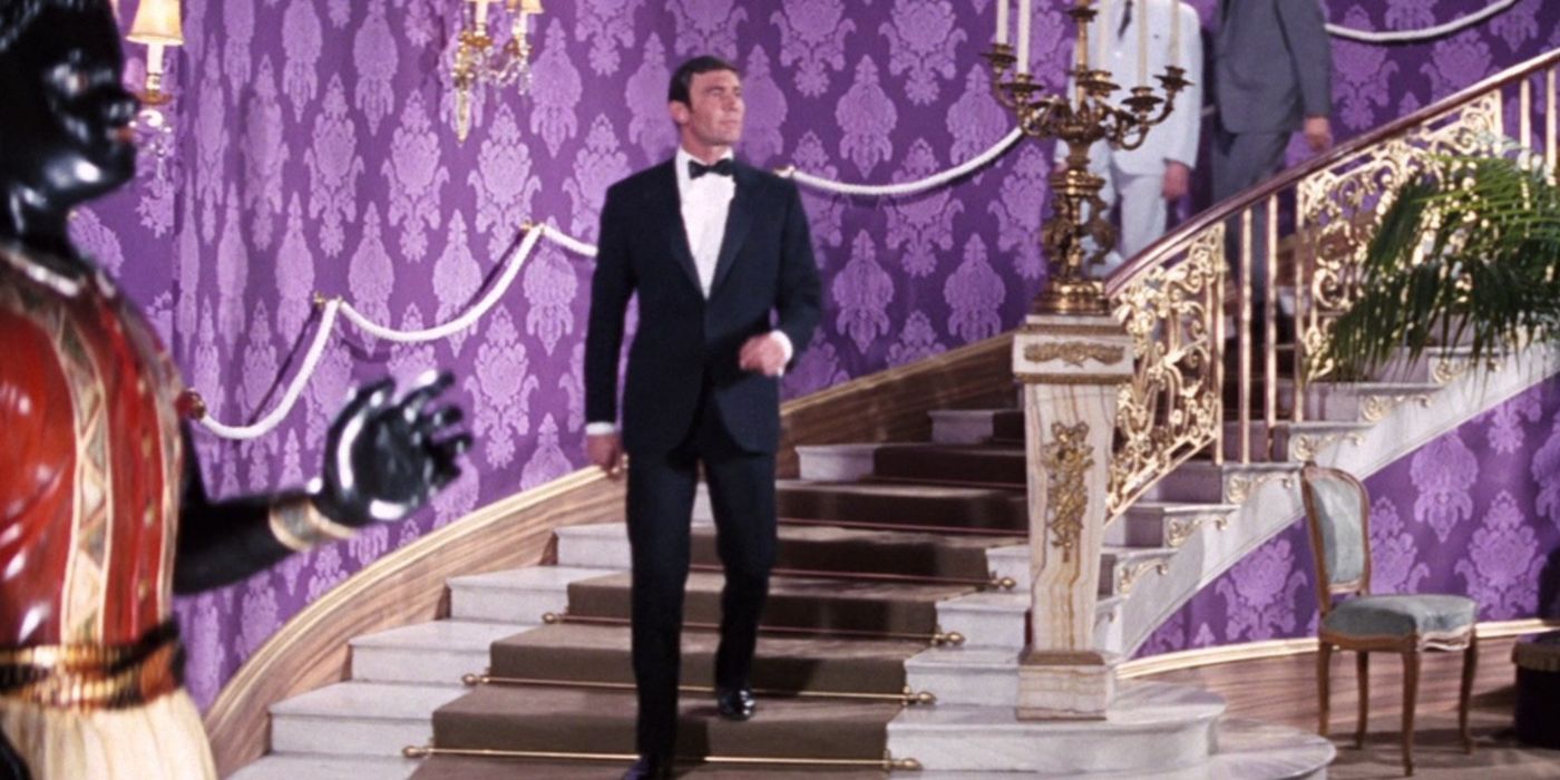 No serviço secreto de sua majestade George Lazenby descendo as escadas do cassino de smoking
